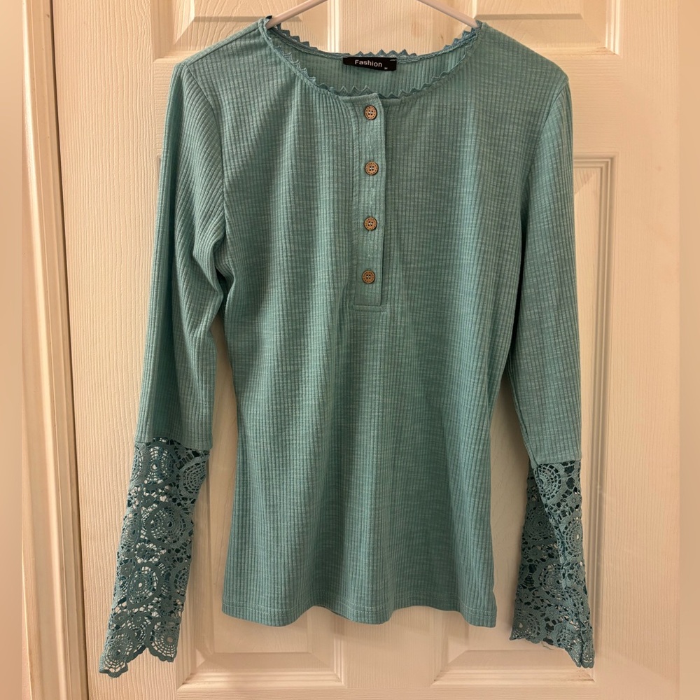 Fashion Green Long Sleeve Henley Top with Crochet Lace Cuffs